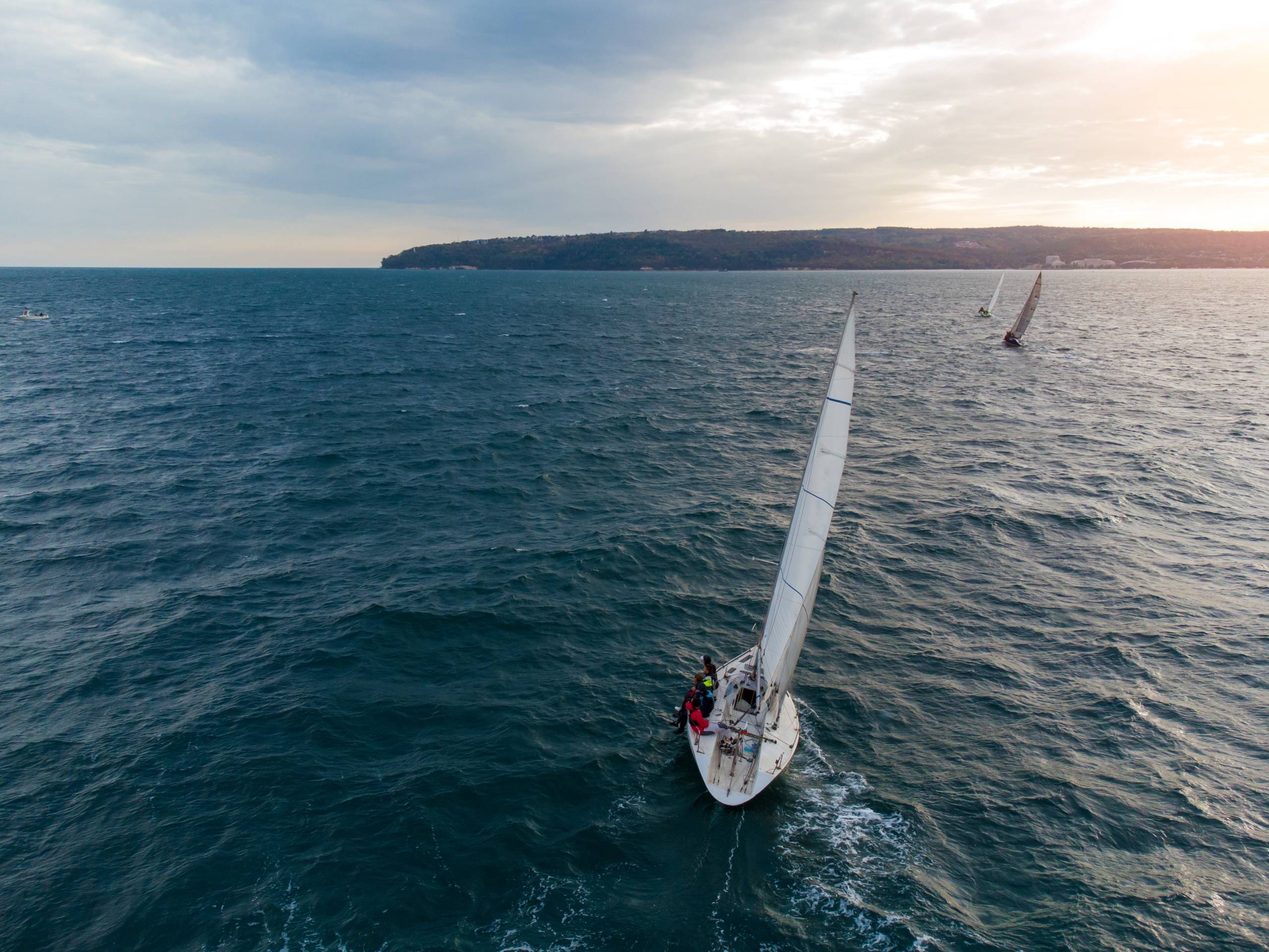 Long distance sailboats traveling without the worry of freshwater as they are equipped with Echo Tec watermakers.